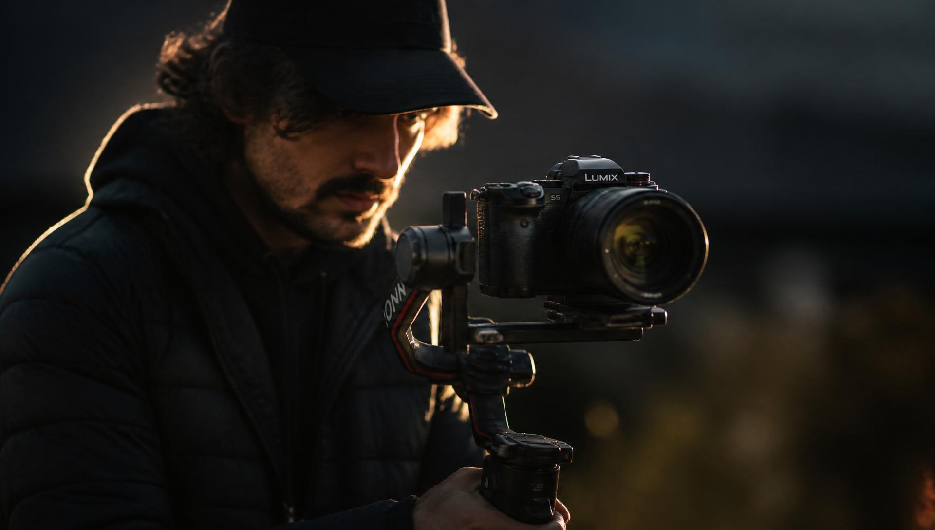 Videomaker professionista con Panasonic Lumix S5